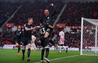 Un doblete de Silva deja al City al borde del título