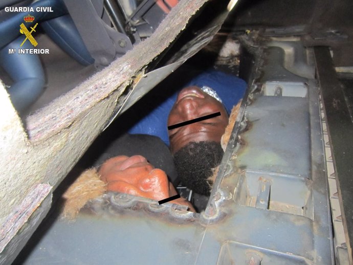 Imagen de dos inmigrantes subsaharianos ocultos en un doble fondo de un coche