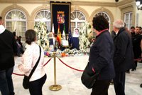 El féretro de Gabriel abandona la capilla ardiente entre aplausos rumbo a la Catedral de Almería