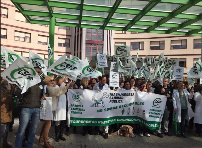 Concentración frente al Hospital de Mérida 