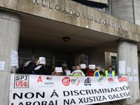 Trabajadores de justicia se concentran ante los juzgados de Santiago coincidiendo con las declaraciones de Angrois