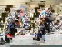 La madre de Gabriel regala a Zoido la bufanda de su hijo que llevó puesta todos los días de búsqueda