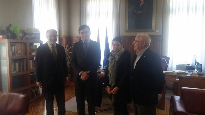 Leopoldo Tolívar, a la izquierda