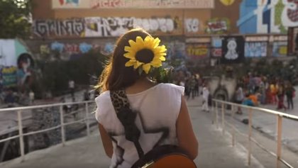 Girasoles de Rozalén, la canción que pide la madre de Gabriel Cruz que  bailemos