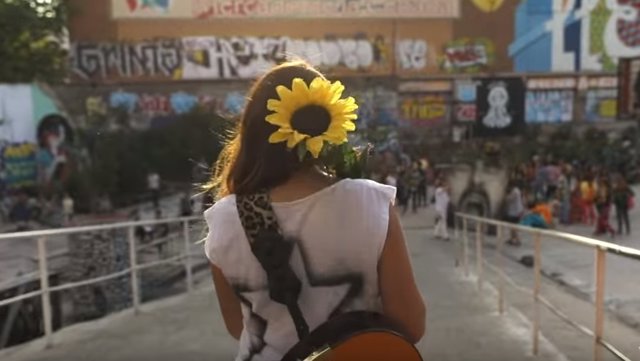 ROZALÉN EN EL VIDEOCLIP DE GIRASOLES