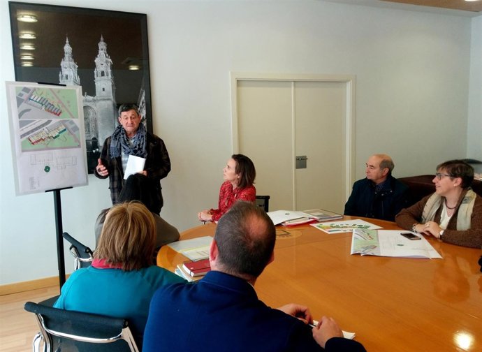 Momento de la reunión sobre el proyecto de ludoteca en Valdegastea