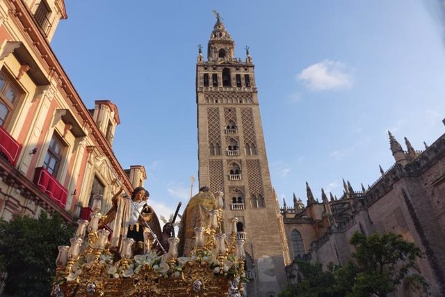Cofradía saliendo de la Catedral de Sevilla