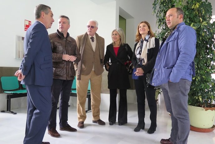 Diputados del PP visitan el centro de salud de Herrera 