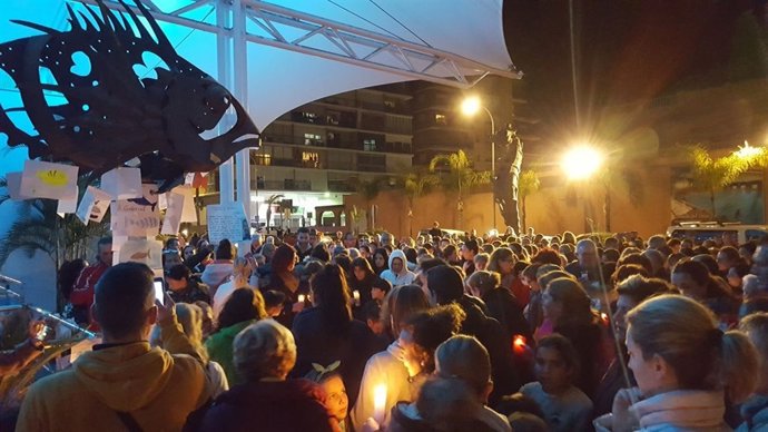 Concentración en la plaza del acuario de Almuñécar
