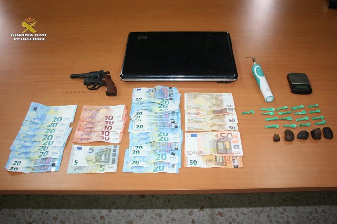 Material incautado del punto de venta de droga en Tarifa
