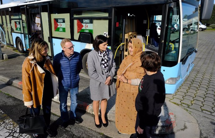 Entrega de los autobuses a Alouda y Cantabria por el Sahara