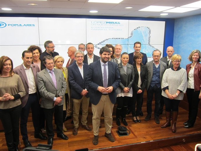   López Miras Posa En El Centro, Con Reponsables Del PP Regional