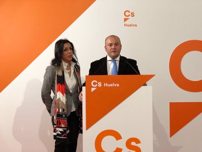 Los parlamentarios andaluces por Cs Julio Díaz y Marta Bosquet.