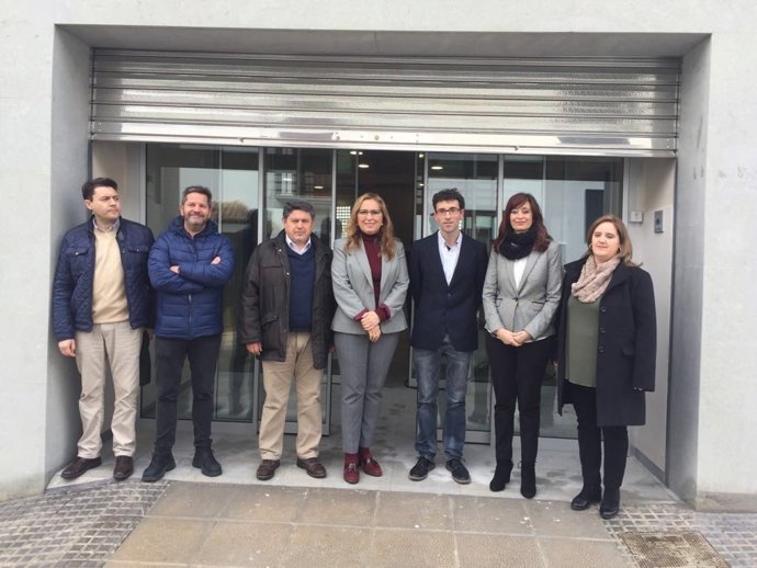 Cañete (segunda por la dcha.) y Luna (centro) visitan el centro