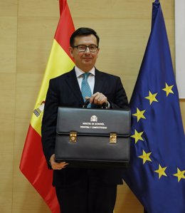 Luis de Guindos traspasa la cartera de Economía a Román Escolano