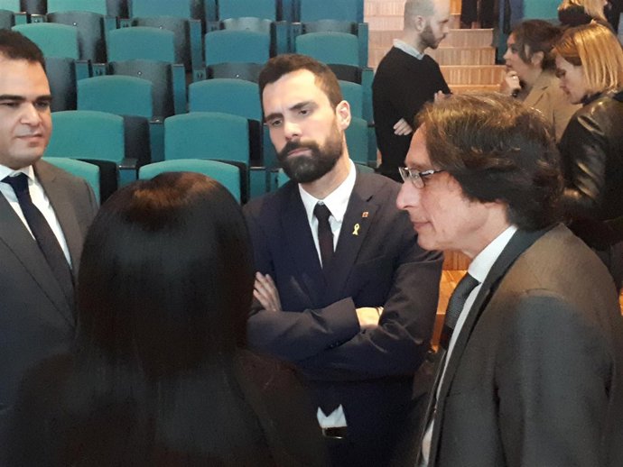 Roger Torrent habla con M.Marope en jornada educativa