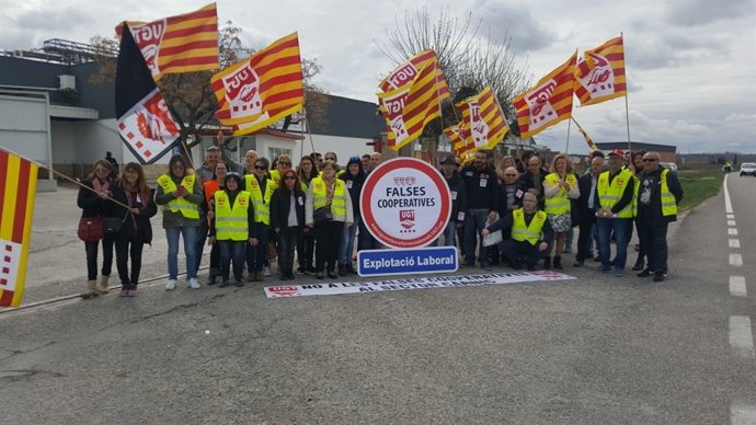 Concentració de sindicalistes davant l'escorxador Fortune Pig de Mollerussa