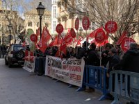Casi 600 personas se concentran frente a la Delegación del Gobierno por la suspensión del plus de carrera profesional