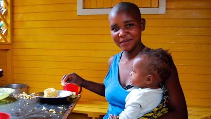 Mujer congoleña con su hijo