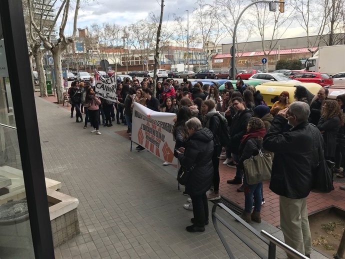 La concentració davant els Serveis Territorials d'Ensenyament del Vallès