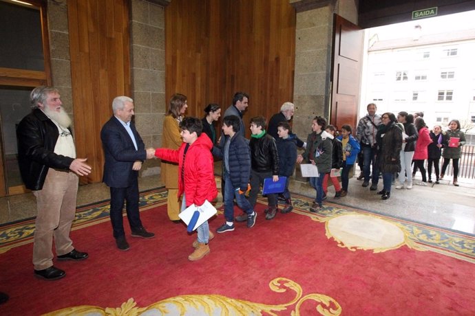 Santalices y diputados reciben a los escolares a su llegada al Pazo do Hórreo