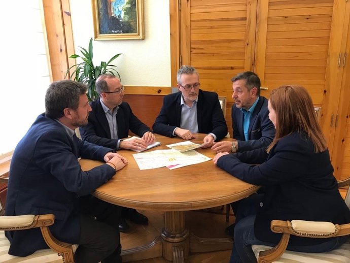 Reunión del consejero autonómico Soro con representantes de Jaca y Sabiñánigo.