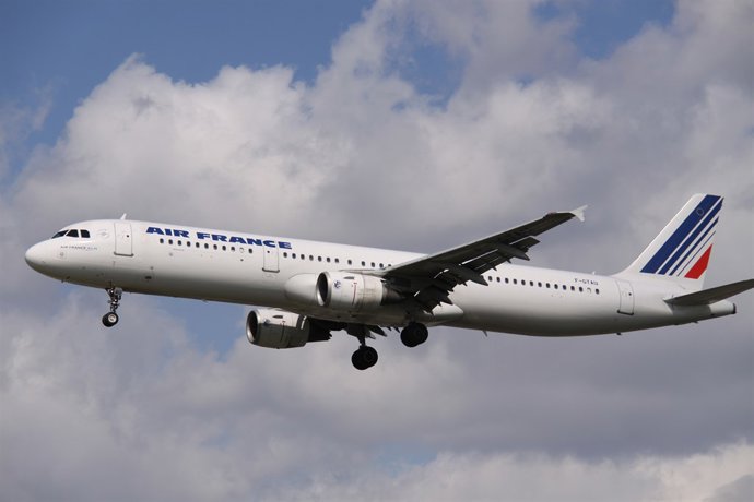 Avión de Air France en el aire.