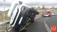 Vuelca un camión por el viento en la carretera N-629