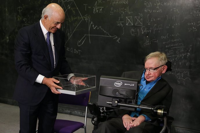González (BBVA) entrega a Stephen Hawking el premio Fronteras del Conocimiento