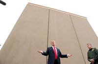 Trump examina los modelos de muro para la frontera con México ante una oleada de protestas