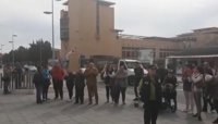 Un centenar de personas se concentran al grito de "asesina" frente a los juzgados de Almería