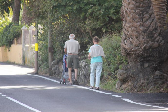 Peatones caminando por la calle Pozo Cabildo