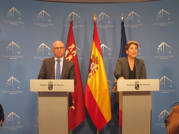 Juan Hernández, junto a la portavoz del Gobierno en la rueda de prensa