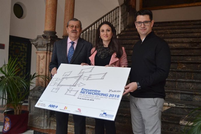 Gómez, entre García (izda.) y Serrano, en la presentación