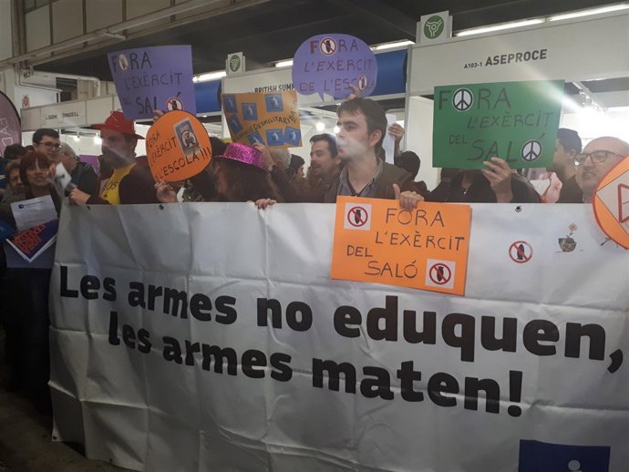 Protesta contra el Ejército en el Salón de la Enseñanza de Barcelona
