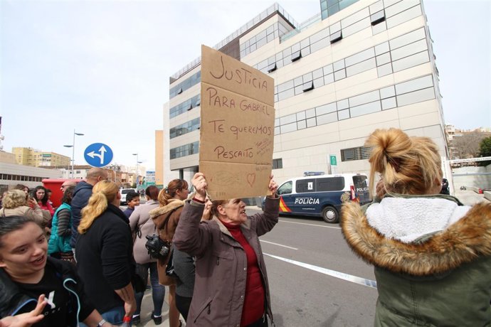 Ciudadanos se manifiestan ante la Ciudad de la Justicia de Almería