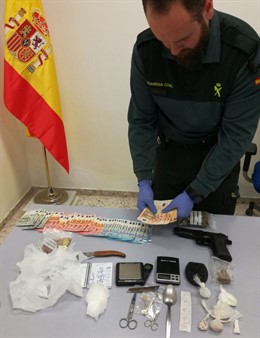 Un guardia civil muestra los elementos encontrados en la operación