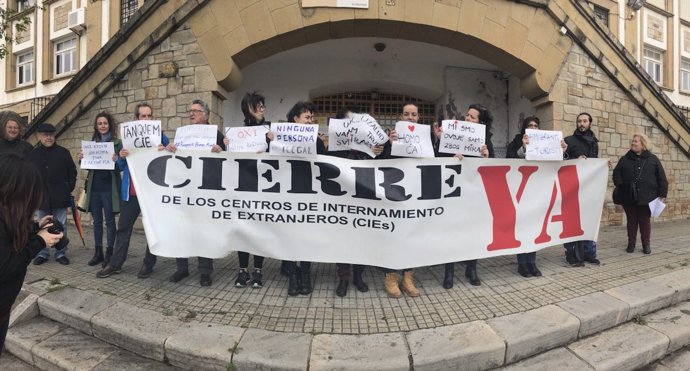 Manifestación de la Apdha y Algeciras Acoge en el CIE