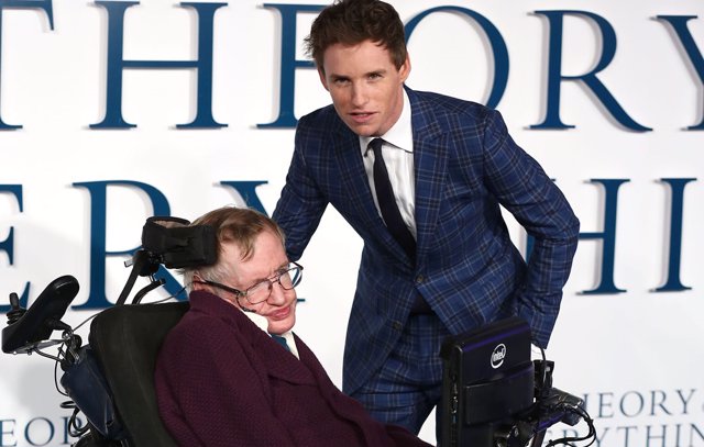 Stephen Hawking y Eddie Redmayne 