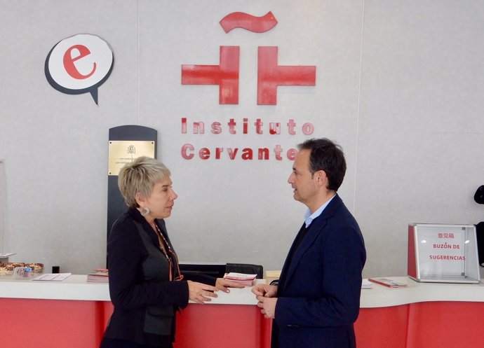Javier Celdrán e Inmaculada González Puy, en el Instituto Cervantes en Pekín
