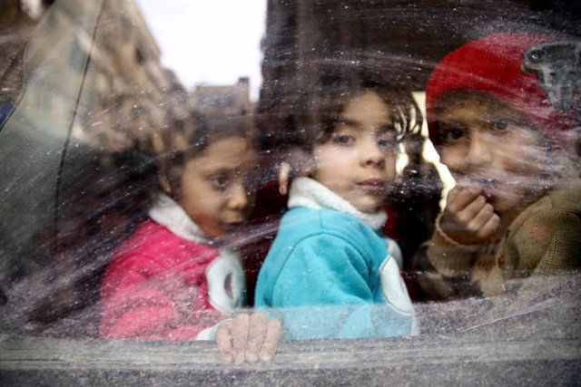 Niños en un autobús durante su evacuación de Ghuta Oriental