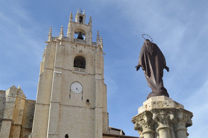 Palencia. La estatua de la Inmaculada frente a la Catedral