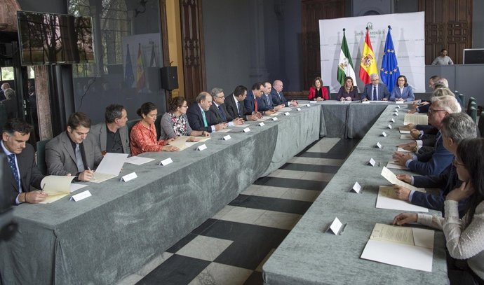 Firma de acuerdo para quitar anuncios de contacto entre Junta y medios andaluces