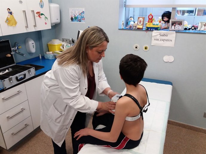 La doctora Stella Maris Rial ajusta el aparato compresor a un paciente 