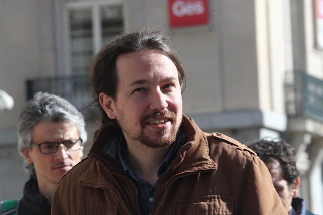 Pablo Iglesias con bomberos forestales a las puertas del Congreso