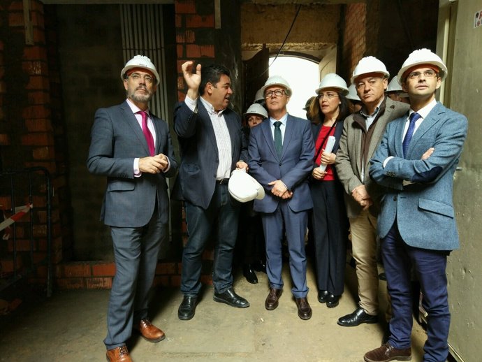 Felipe López visita obras vivienda en Sanlúcar