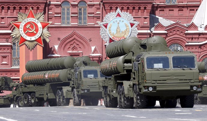 Sistemas de defensa antimisiles S-400 rusos en desfile en Moscú