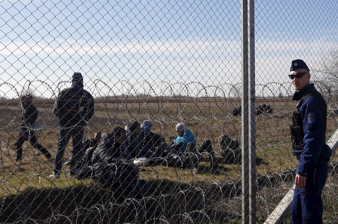 Migrantes en la frontera de Hungría con Serbia