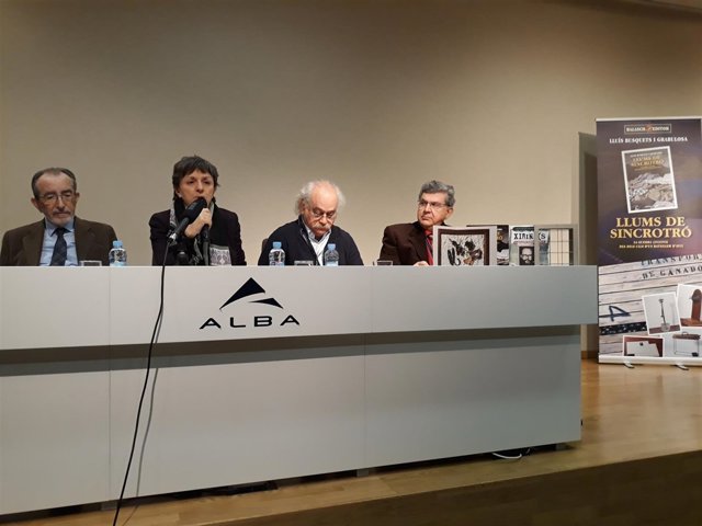 R.Pascual, C.Biscari (Sincrotrón Alba), y los escritores S.Abrams y L.Busquets