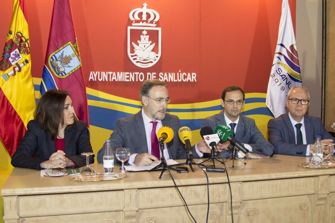 El consejero Felipe López con el alcalde de Sanlúcar de Barrameda